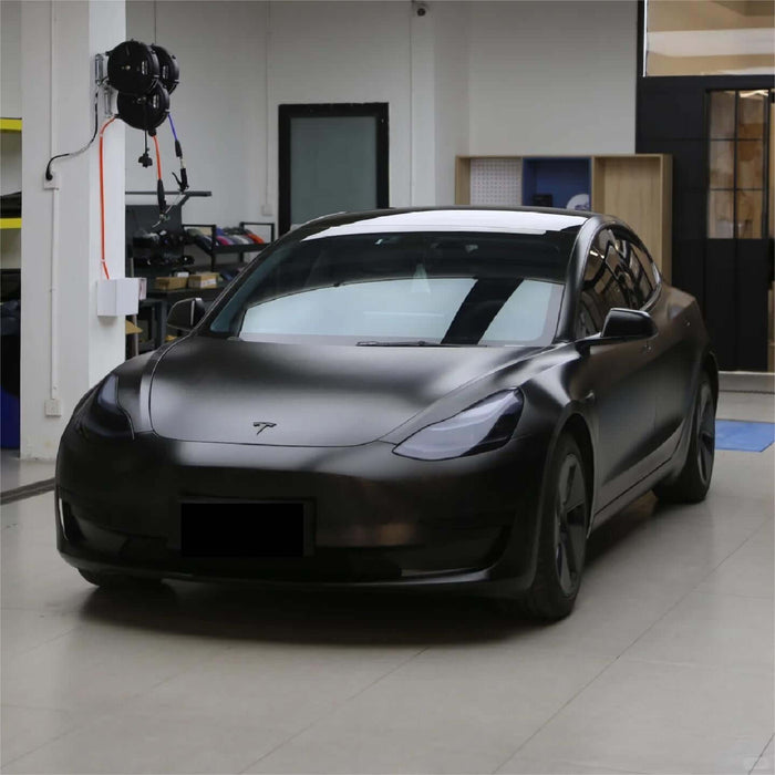 Svart matt bil wrapping på Tesla, gir en sofistikert og moderne stil med Oracal Svart Matt.
