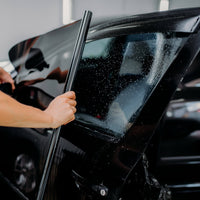 Installasjon av SGN Black solfilm på bilvindu, 10 meter rull med 75 cm bredde.